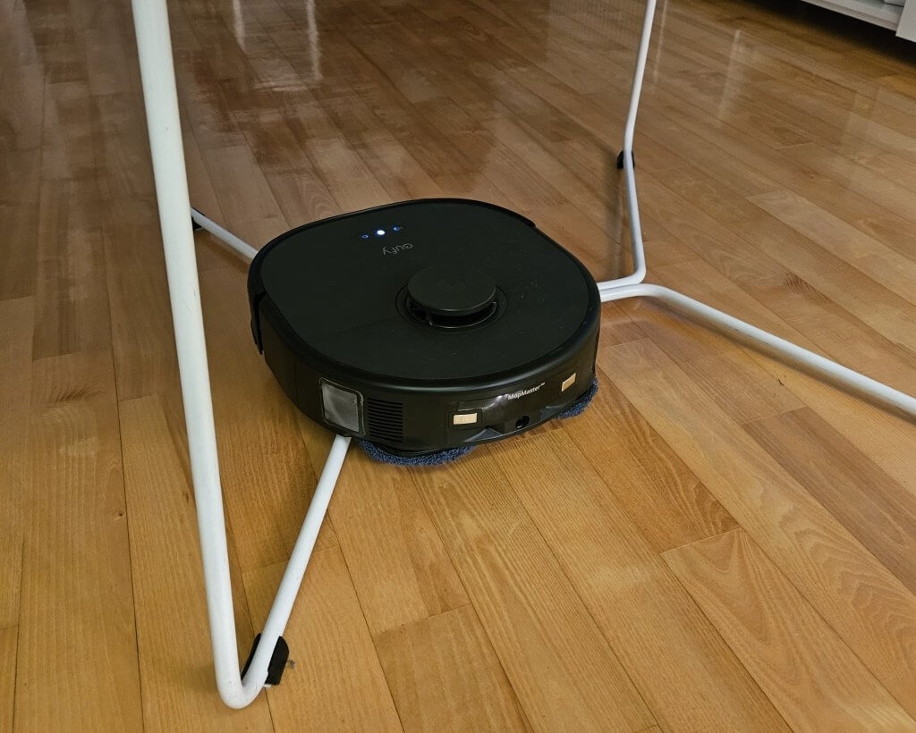 Eufy X10 Pro Omni stol