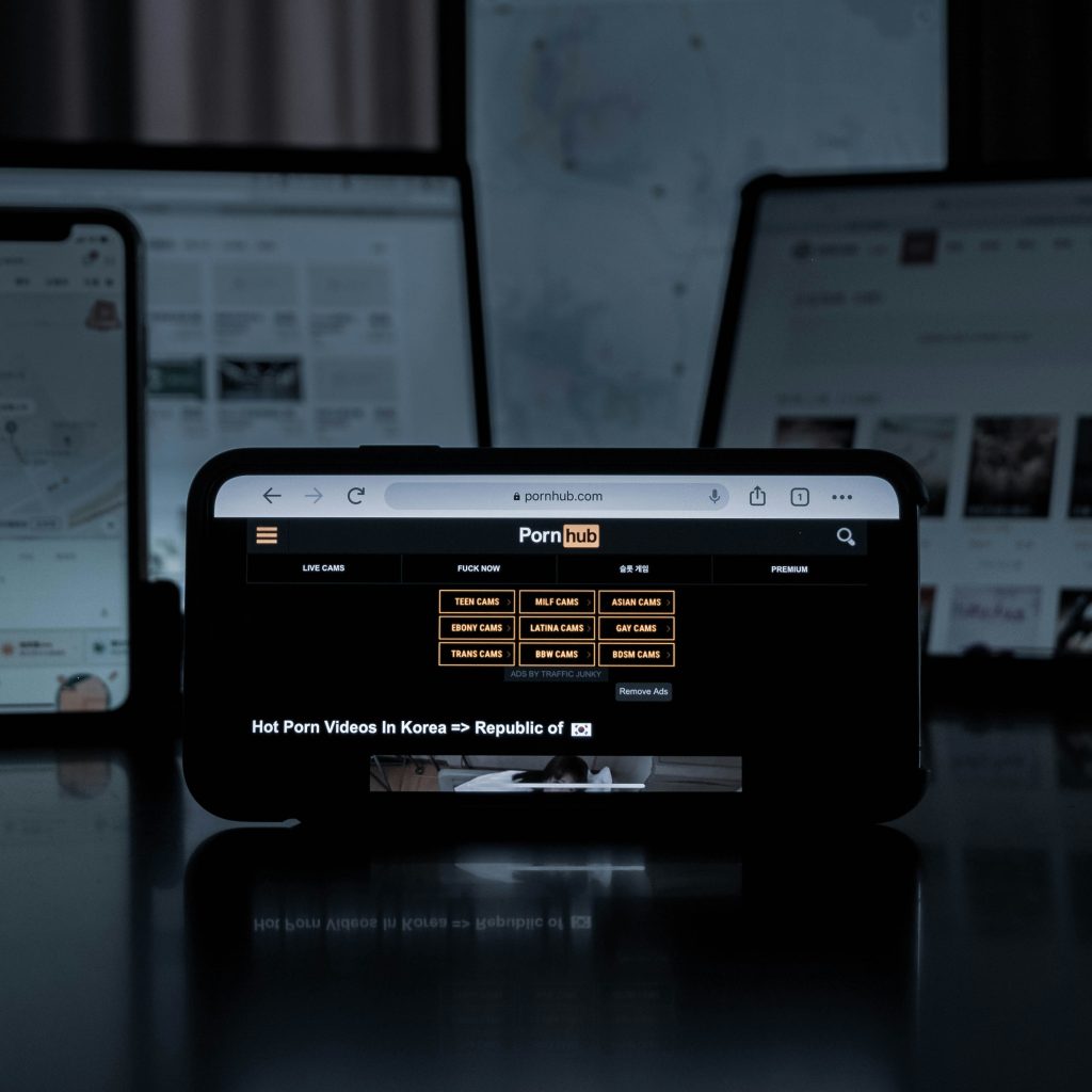 Komisja Europejska kapnęła się, że weryfikacja wieku na Pornhub to fikcja. Będzie kara?