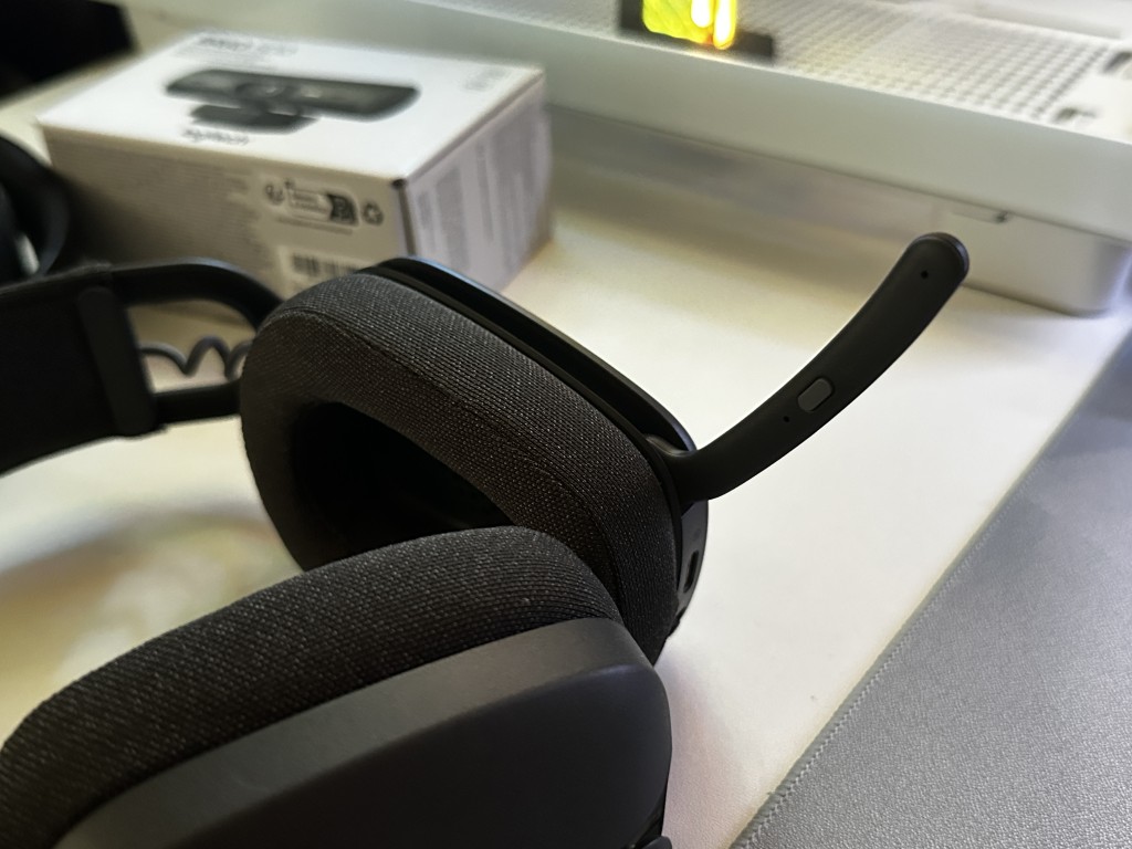 Logitech Zone Vibe 100 rozłożony mikrofon
