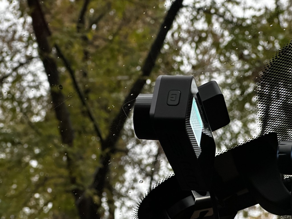 NAVITEL R37 GPS przycisk wlaczania