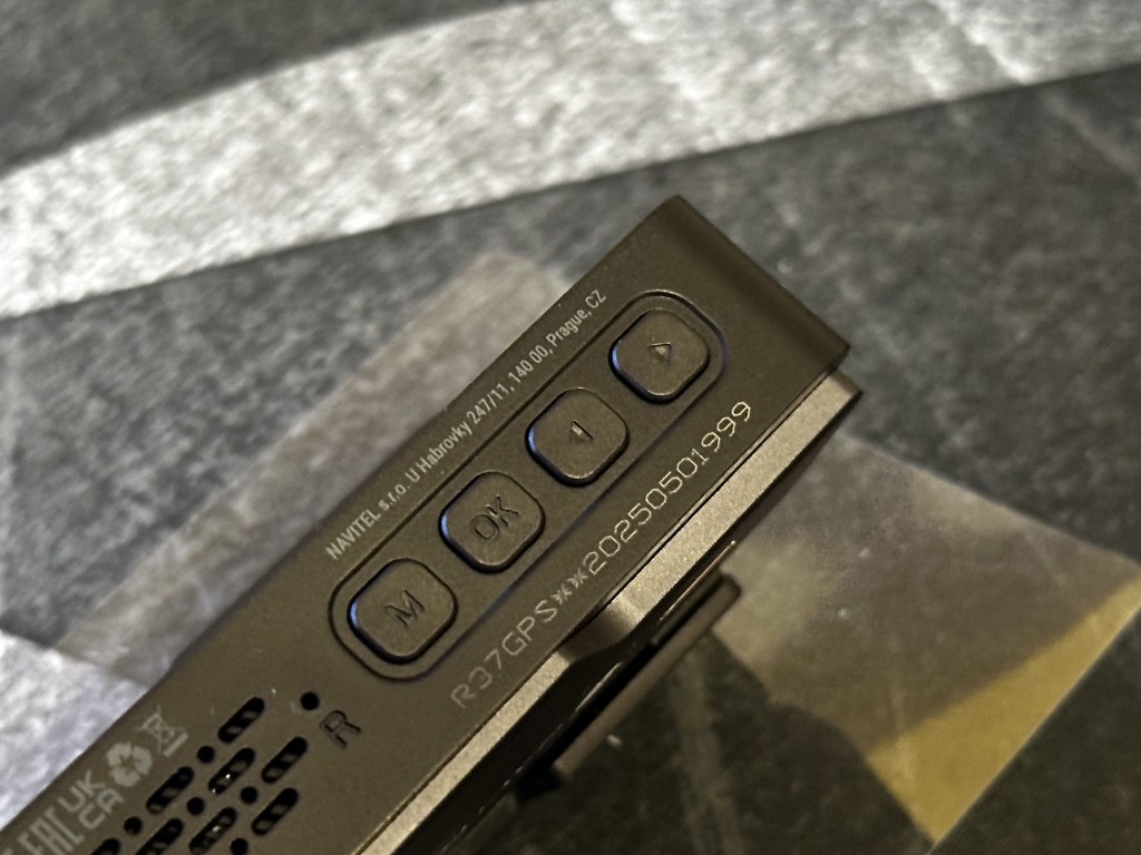 NAVITEL R37 GPS przyciski spod
