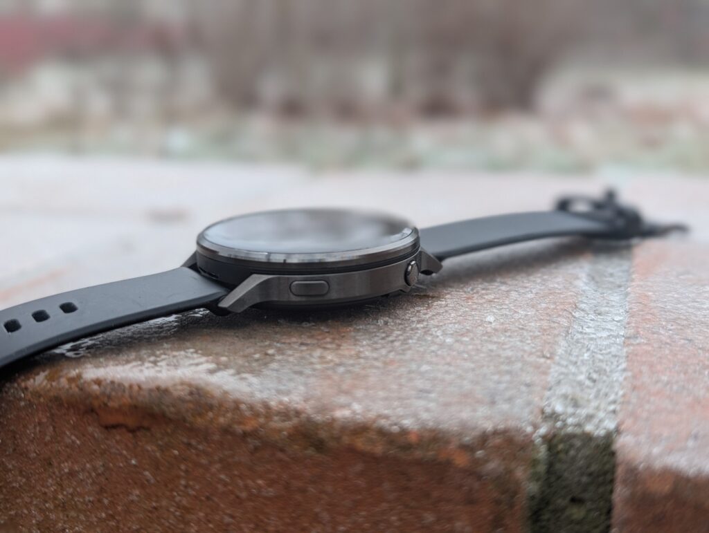 Garmin Venu 4 Bok Recenzja Garmin Venu 4 - Sportowy zegarek w stylowym wydaniu