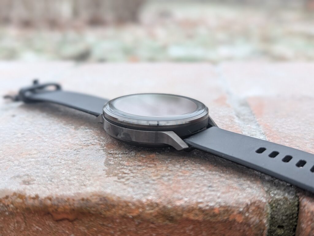 Garmin Venu 4 bok 2 Recenzja Garmin Venu 4 - Sportowy zegarek w stylowym wydaniu