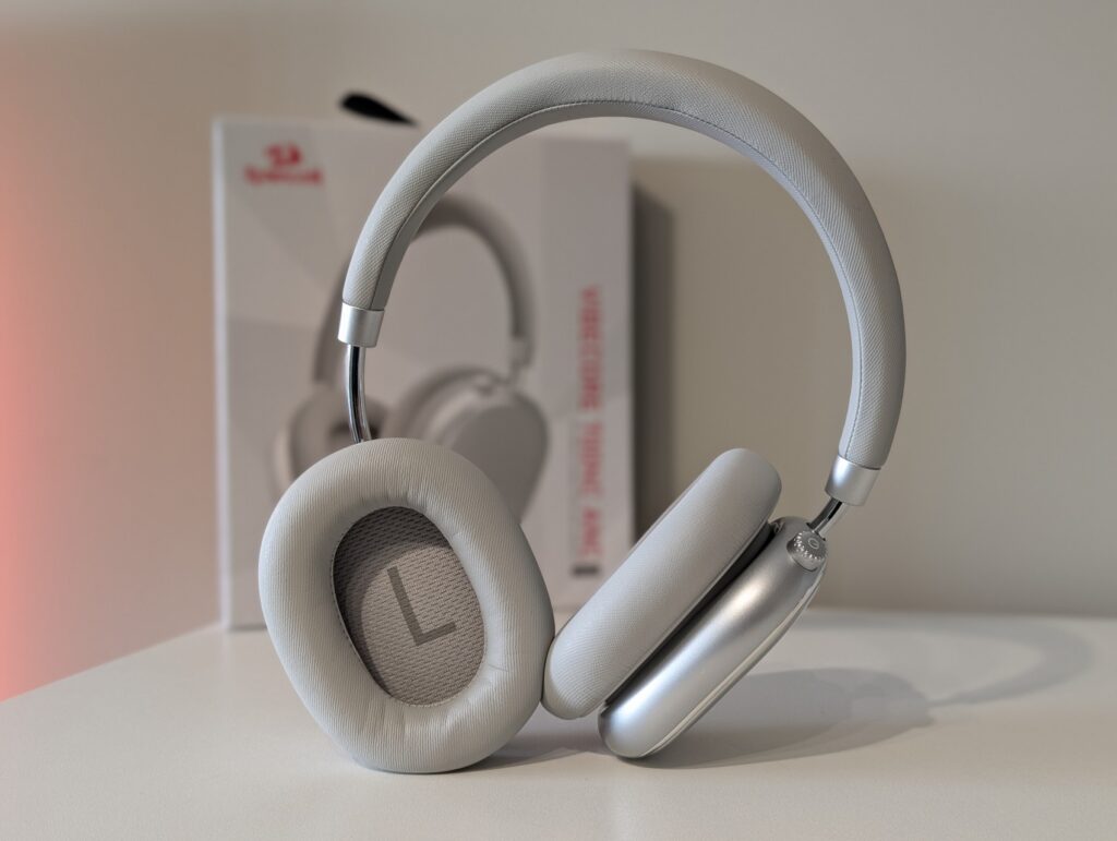 Słuchawki na białym tle.