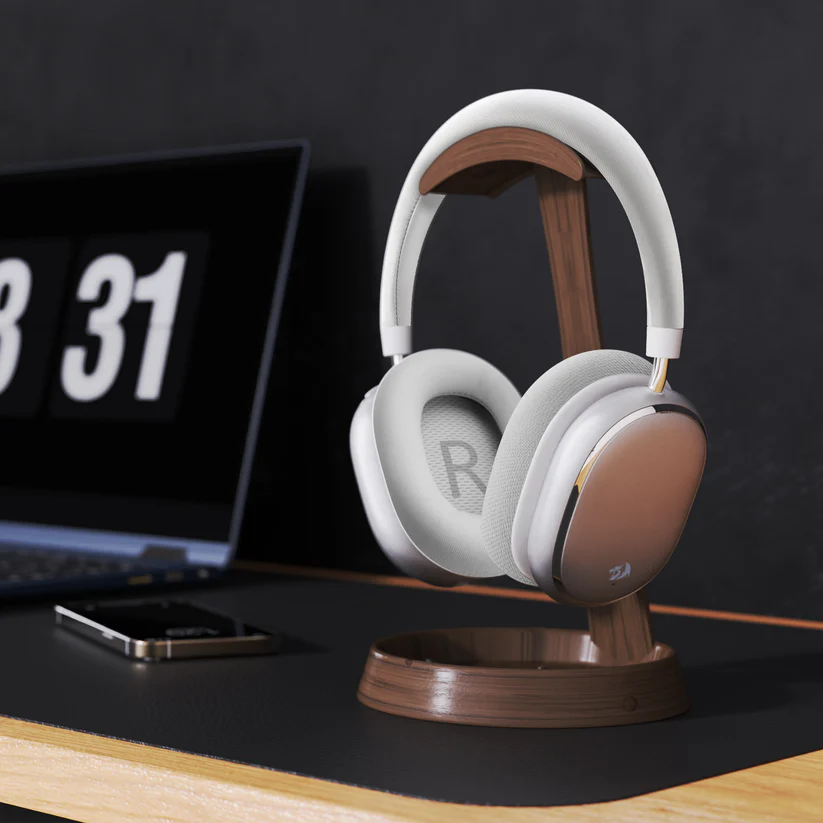 Białe słuchawki na stojaku