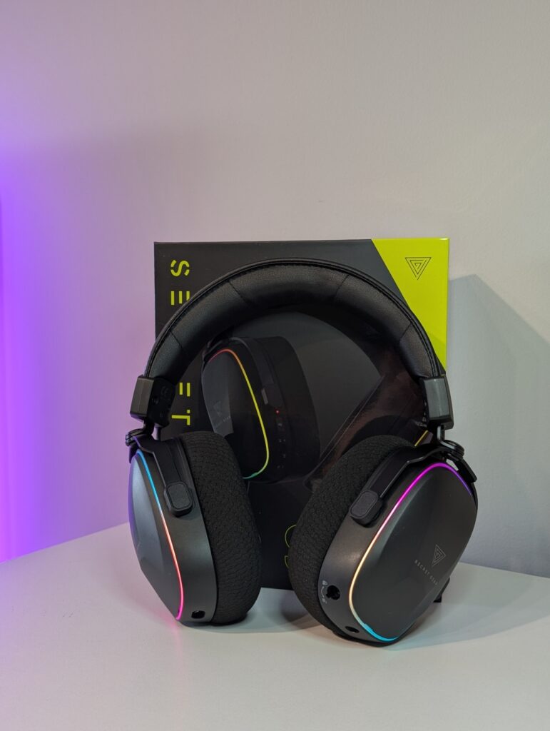 Słuchawki na tle kolorowego tła