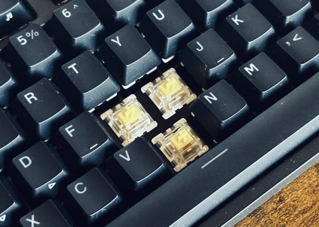 Genesis Thor 404 Full-size przełączniki