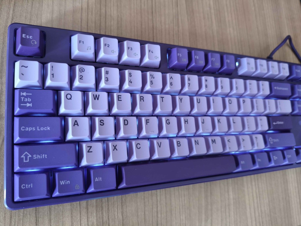 Fury K2 Kanabo lewo Fury K2 Kanabo – budżetowa klawiatura mechaniczna z liniowymi switchami