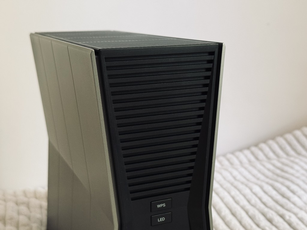 TP-Link BE805 otwory