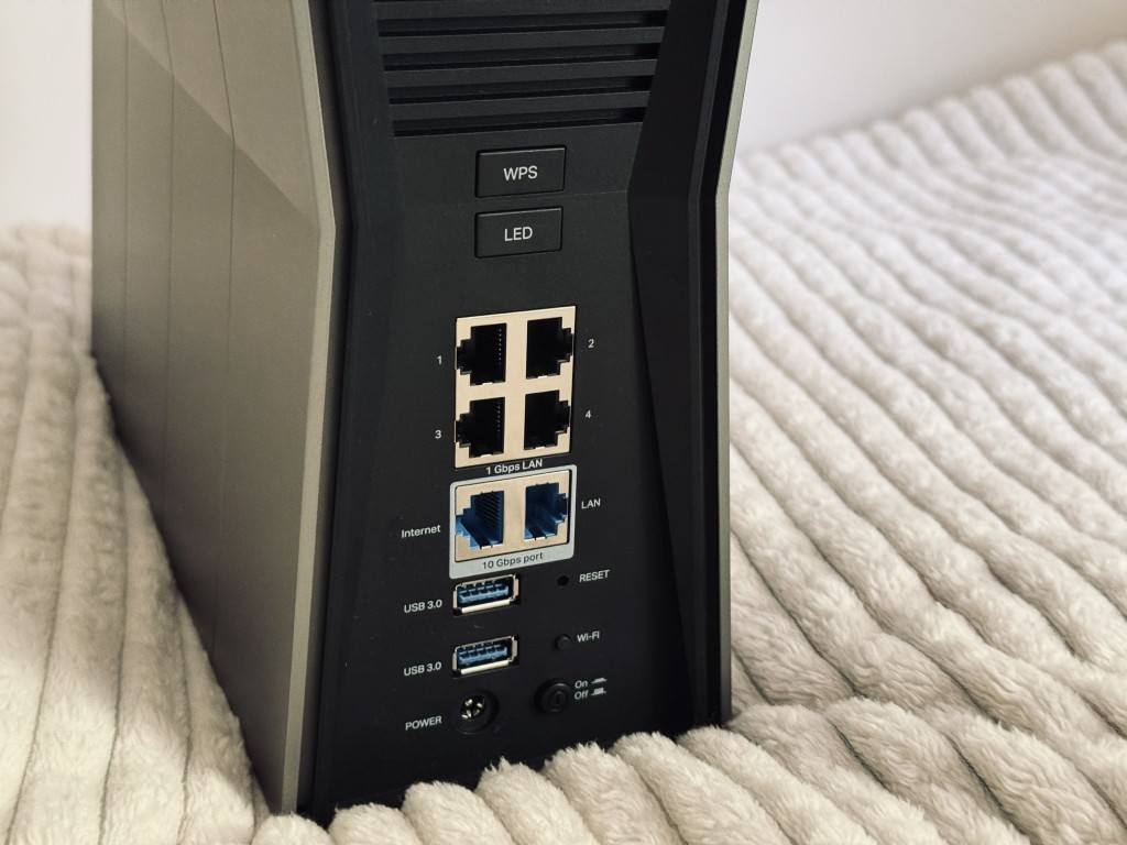 TP-Link BE805 złącza na tyle