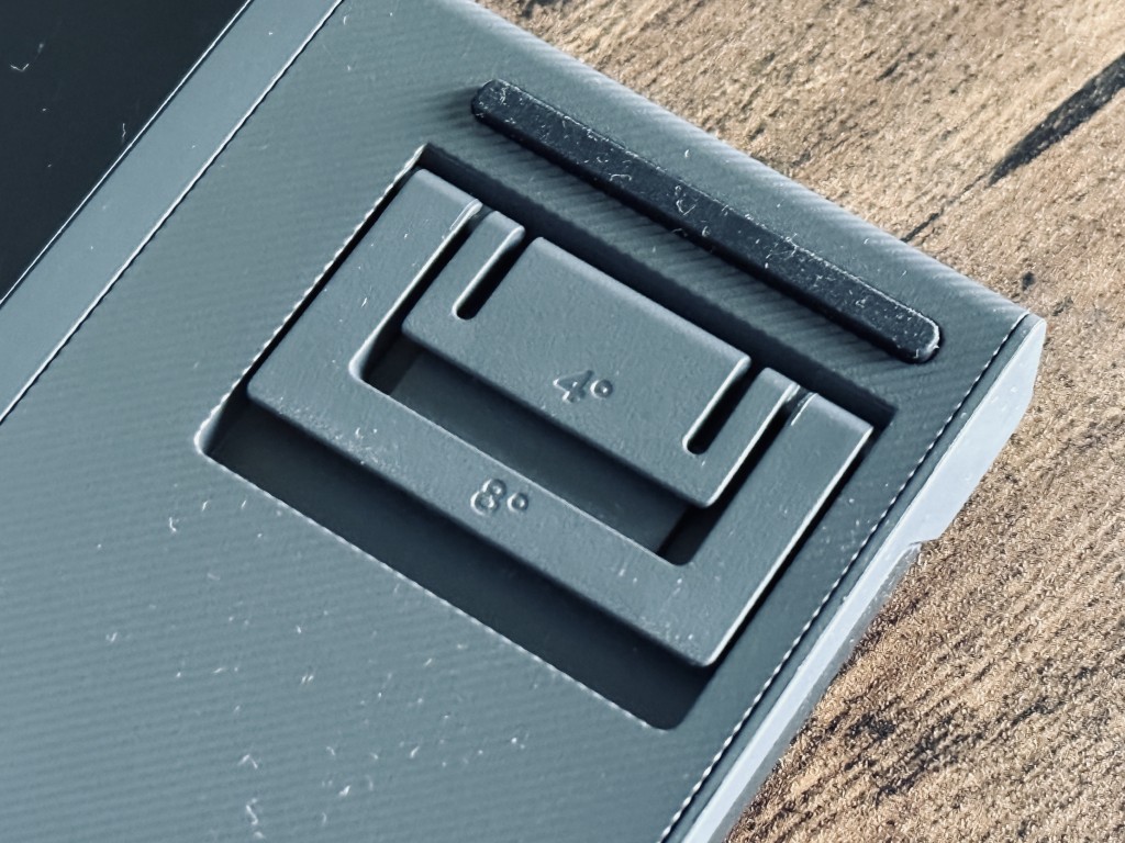 Logitech G515 Rapid TKL nóżki do regulacji kąta pochylenia